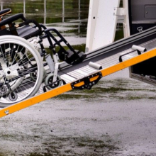 Автобус для перевозки инвалидов с пандусом телескопическим